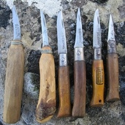 Vieux opinels réaiguisés et modifiés pour différents travaux.