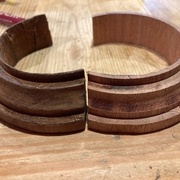 Pièces originale et copie après évidement à la scie à ruban + ponçage