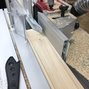 Usinage du montant à double languette. On voit que la 1ère est déjà réalisée