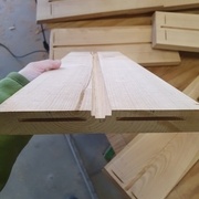 Rainure double pour les câbles et pour la languette qui cache les câbles.