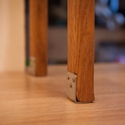 Des équerres fixées au sol sont intégrées au bout de l'échelle