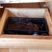 Le tiroir à cuillers et marc de café, une fois sorti du bâti.