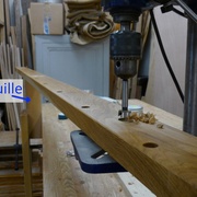 Utiliser la perceuse colonne sur l'établi permet de profiter de l'étau pour placer une béquille facilement ajustable.