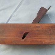 Bouvet à languette, notez la lumière latérale d'évacuation du copeau