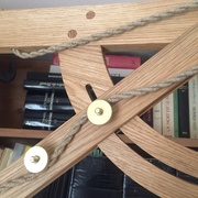 L'arc de cercle est assemblé au bras par un faux tenon fixé à l'epoxy dans l'arc et chevillé dans une mortaise classique dans le bras.