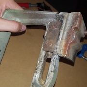 Test de soudure . Les plaques ont été utilisées pour maintenir les pièces ensemble lors de la soudure et ne font pas partie du montage