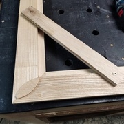 Lamellos dans les angles et renfort sur chaque angle en venant visser apr dessus une latte