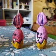 Moment exceptionnel de 2 lapereaux qui sortent de leur oeuf pour aller manger des feuilles (peut être observé uniquement à pâque [NDLR])