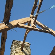 fig 2  Arbalétriers anciens avec  échantignole dans la masse !   découvrir le site de ce maître charpentier   http://www.lechercherallonge.com/