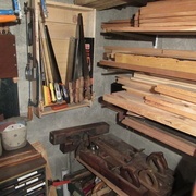 A droite de l'établi : case à scies, riflards et varlopes