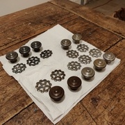 Nettoyage des anciennes poignées que l'on conserve et vieillissement pour obtenir un ton noir/bleu