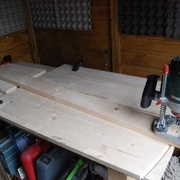 On fait un arc de cercle en haut du panneau... avec un compas maison ^_^