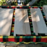 Poncage et huilage des tablettes et des dessus.