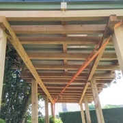 Vue du dessous de la structure une fois le toit placé.