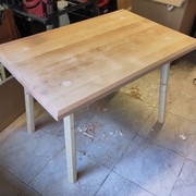 La table après avoir passé un rapide coup de ponceuse (pas terminé du tout!).