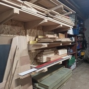 Étagère pour le rangement de tablettes et planche en bois