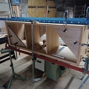 Collage de l'ensemble avec des équerres de maintien