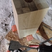 Un avant trou pour préparer la mortaise de fixation du mandrin