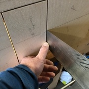 Le trait de l'égoïne est plus fin que celui de la circulaire, il faut bien la plaquer sur le bord extérieur