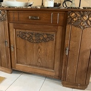 Un exemple des meubles présents dans la même maison. On voit bien le chêne plein de personnalité !