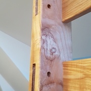 Mise en place des extrémité du lit assemblés dans l'atelier.