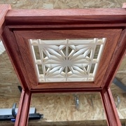 On voit les 2 baguettes collées à la strucure, qui retiennent le chapeau