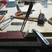 La sauterelle matérialise l'angle de 75° à l'avant de la lumière