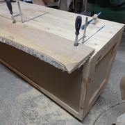 Après modification, les serre-joints sont utilisables sur ces rails économiques.