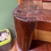 Discret maquillage à la cire.