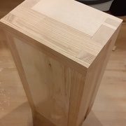 Le fond est massif et collé pour garantir l'équerrage. Même s'il fend à la longue c'est mieux que flottant