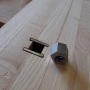 Plan collé, plaques d'acier enfoncées, reste à pousser l'écrou dans son logement