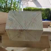 Pointe de diamant du poinçon. Les deux premières coupes sont faites à la circulaire.