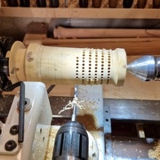 Perçage des premiers trous pour le nid d'abeille