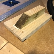 La poignée au dessus et la cale en dessous