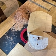 Usinage des parties droites de la tête (fraise droite); attention aux doigts en tournant le support en CP