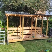 Les premières planches du bardage à l'arrière sont mises.