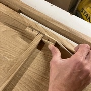 Les taquets de butée, aimantés au bout.