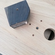 Le bloc noir se visse dans l'insert et se positionne avec le pion de centrage