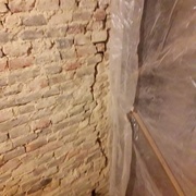 Il était nécessaire de bien réfléchir à comment serait fixée la porte, car les pièces de bois insérées dans le mur l'avaient fortement fragilisé !