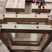 J'ai collé (puis nettoyé) les chevilles dans les tréteaux.