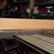 Le plateau coulissant est bien affleurent,  mais je dois rectifier le rail qui penche légèrement