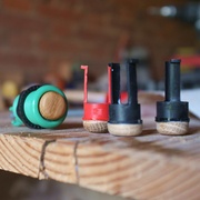 Collage sur les bouts de plastique découpés