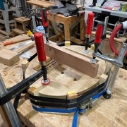 le même système de sangles pour aligner et coller les 5 plateaux de chêne