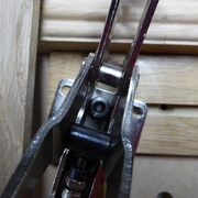 fixation centrale de la sauterelle et de sa plaque