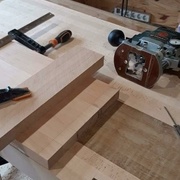 Il faut aligner tous les fonds de tenon, mettre le guide à 7cm précisément et tout défoncer