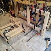 Les deux tréteaux en cours de collage, à des étapes différentes.