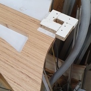 gabarit fixé au double face pour mortaisage, on ne le voit pas sur la photo mais il y a des butées par en dessous pour garantir l'emplacement