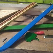 En arrière plan, une bande avec le vieux tissu, à gauche une bande "déplumée" et à droite, une rénovée