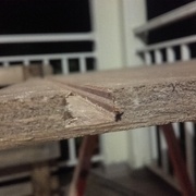 La planche de CP marine okoumé 9mm (avec 7 plis), rainurée pour le mécanisme de verrouillage du double fond