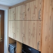 Les 6 poignées installées sur les portes hautes du meuble.